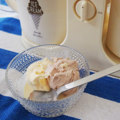 2種（バニラ＆チョコ）のアイスクリームの写真