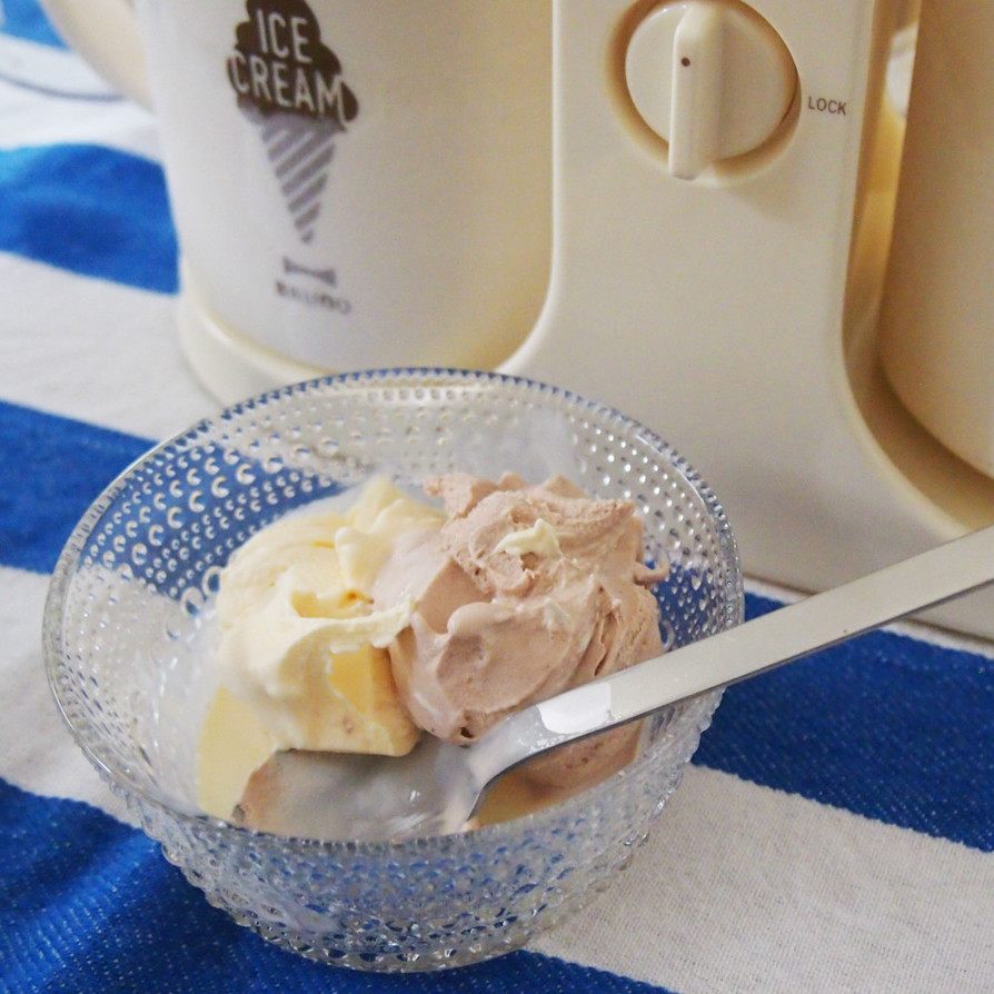2種（バニラ＆チョコ）のアイスクリームの画像