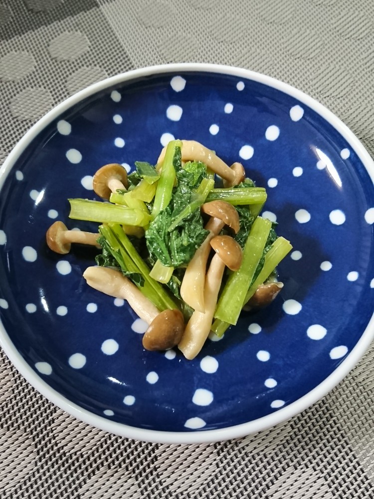簡単1品☆小松菜とシメジのマヨネーズ炒めの画像