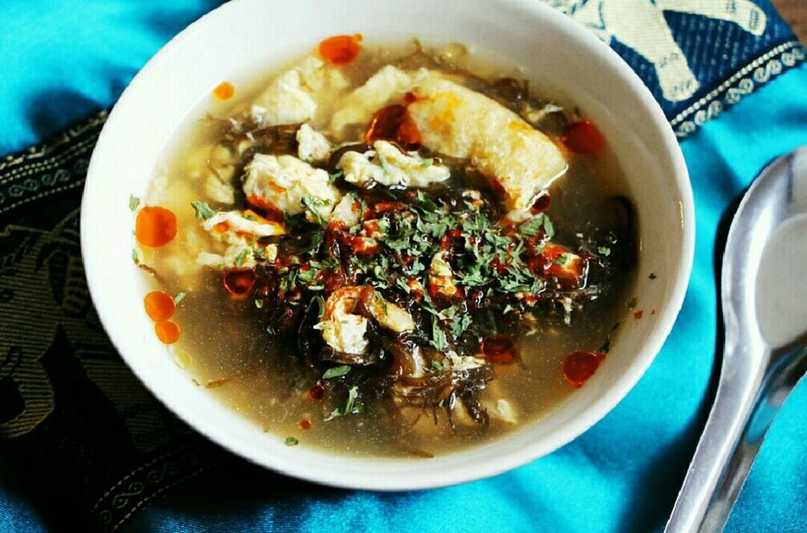 簡単モズクと油あげのアジアンピリ辛スープの画像