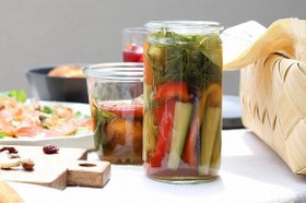 余った野菜で作る、夏のスパイシーピクルス