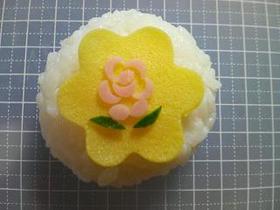 ハムで小さいバラの花。キャラ弁、おにぎり