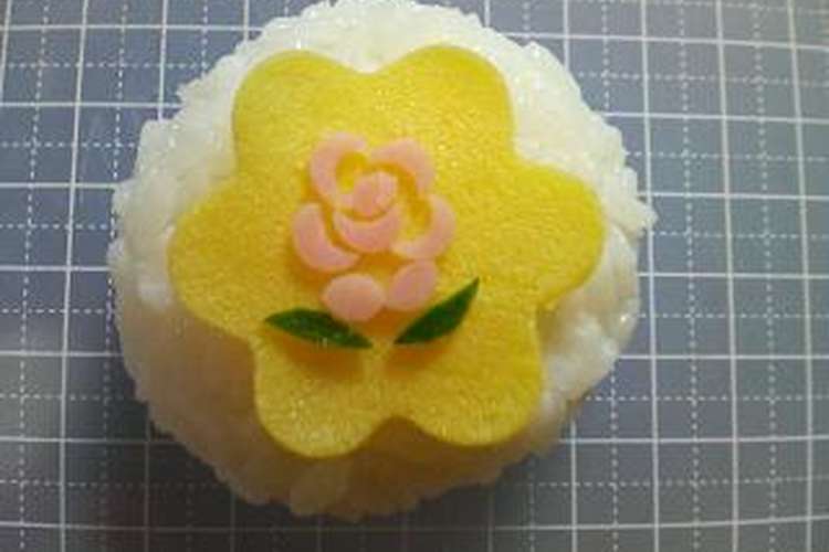 ハムで小さいバラの花 キャラ弁 おにぎり レシピ 作り方 By Yotsuha クックパッド