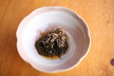 糸島産ふともずく三杯酢の海苔と鰹節添えの写真
