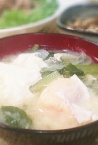 小松菜と玉ねぎと落とし玉子のお味噌汁