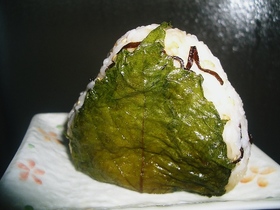 塩こんぶおむすびの大葉にんにく醤油巻き