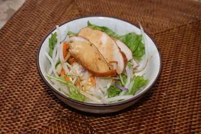 スモークチキンと豆腐のサラダの写真