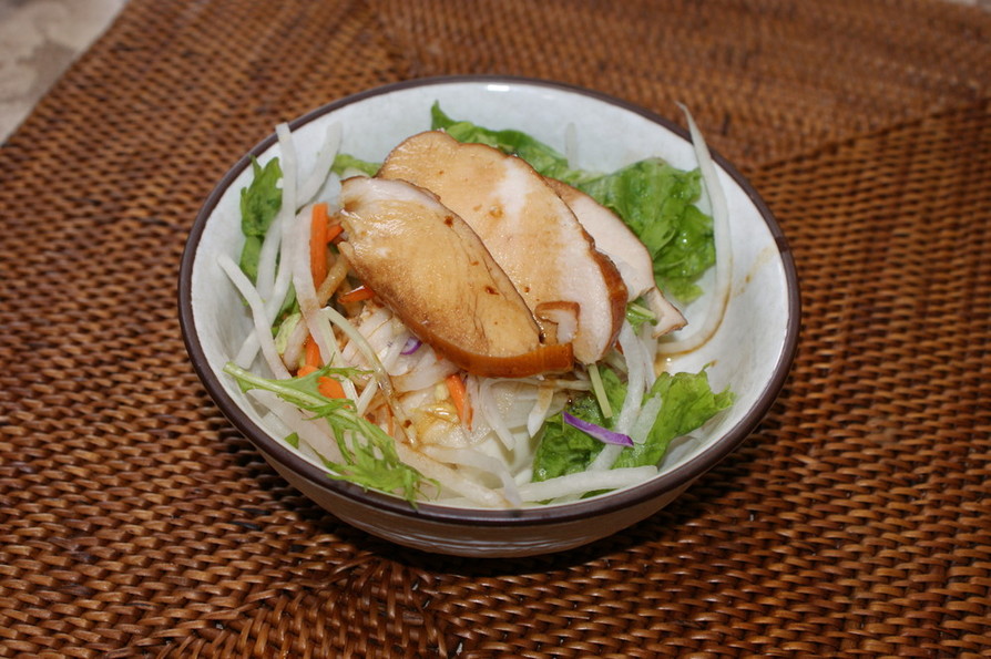 スモークチキンと豆腐のサラダの画像