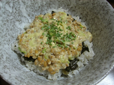 納豆マヨ丼の写真