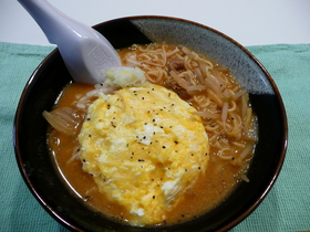 チーズオムレツinキムチ鍋ラーメン