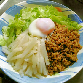 肉みそとサラダの冷やし担々麺♪