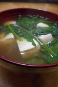 豆腐とほうれん草の味噌汁
