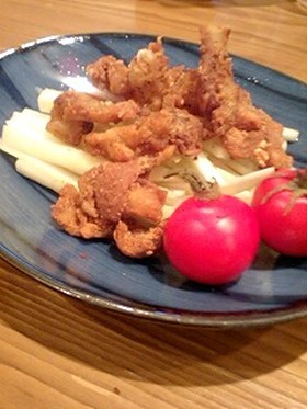 鶏皮チップスと大根の皮サラダ
