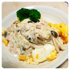 きのことベーコンのクリームオムライス