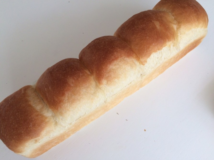 スリム型でシンプルな食パンの画像