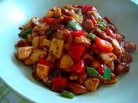 宮保鶏丁(鶏肉とナッツの炒め物)