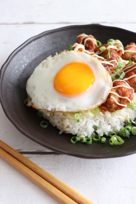 ロコモコ風から揚げ月見丼