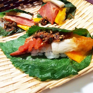 エゴマ葉で手巻き寿司の写真