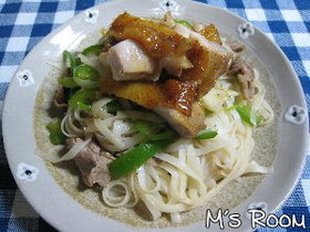フォーde焼きそば (鶏の照り焼きのせ)