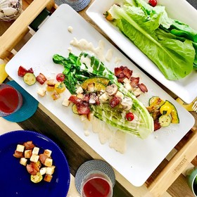 焼きロメインレタスとベーコンのサラダ