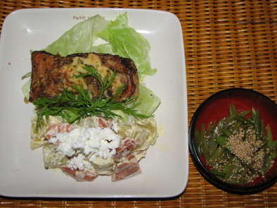 鮭とさつま芋の夕食の写真