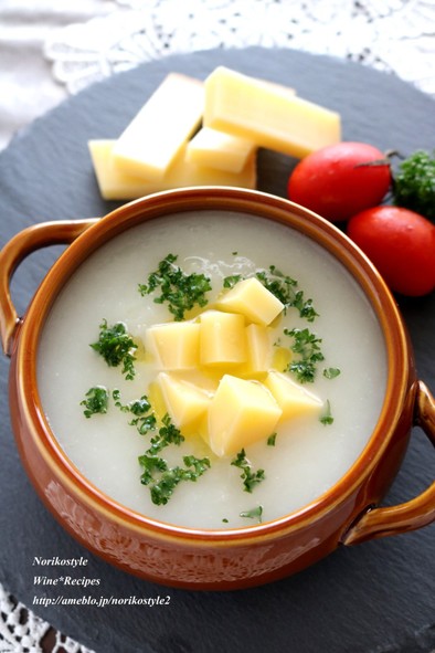 大根の冷製スープ　コンテチーズ添えの写真
