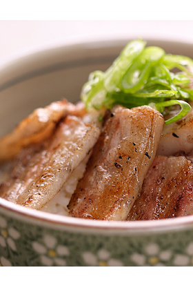 香ばしさと旨味!炭火焼き豚丼
