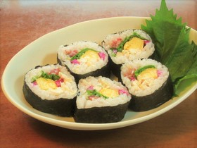 鶏ささみと出汁巻き卵としば漬けの巻き寿司