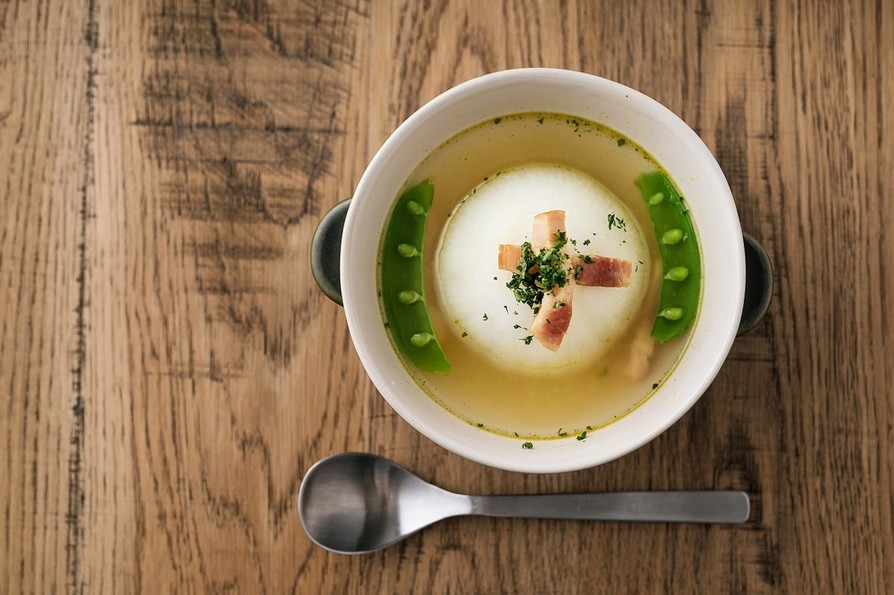 丸ごと新たまねぎのスープの画像