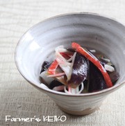 なすの皮とカニカマの酢の物 の写真
