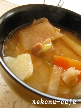 大根の葉と茎も一緒に豚汁