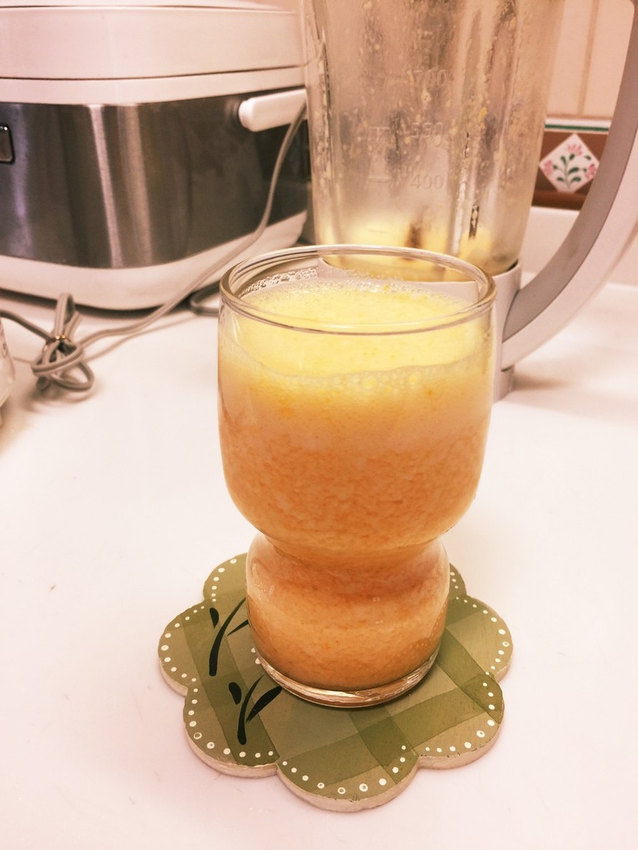 オレンジ色のゴーヤジュースの画像