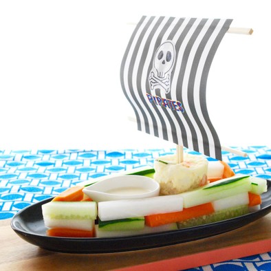 野菜スティックで簡単！海賊船サラダの写真