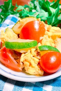 朝ごはんに♡トマトとズッキーニの卵炒め