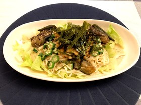 納豆とオクラと茄子のごまドレサラダうどん