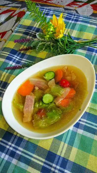  サラダ野菜のスープの写真