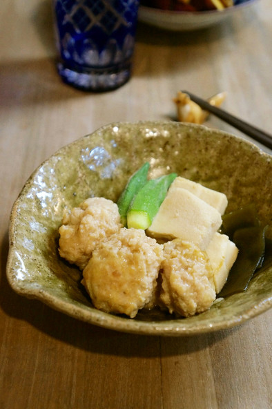 柔らか鶏団子と高野豆腐の煮物の写真