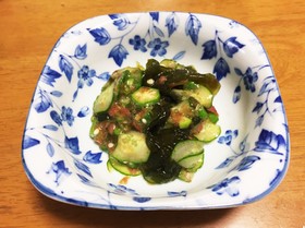 オクラときゅうりとワカメの梅肉ソース和え