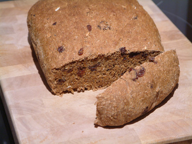 黒砂糖＆オートミール＆レーズンのパンの写真