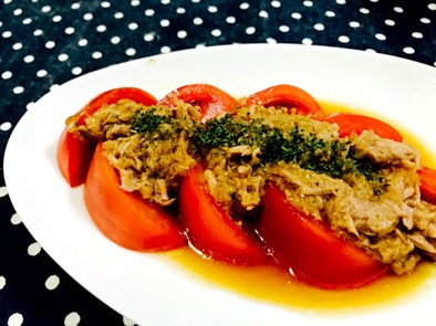 トマトとツナと玉ねぎのワサビソース和えの写真