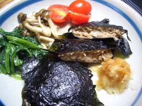 焼き海苔でサンドした蓮根入りハンバーグ