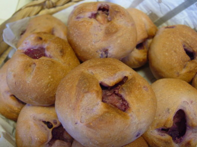 紫芋パンのアンパン･･イーストのパンの写真