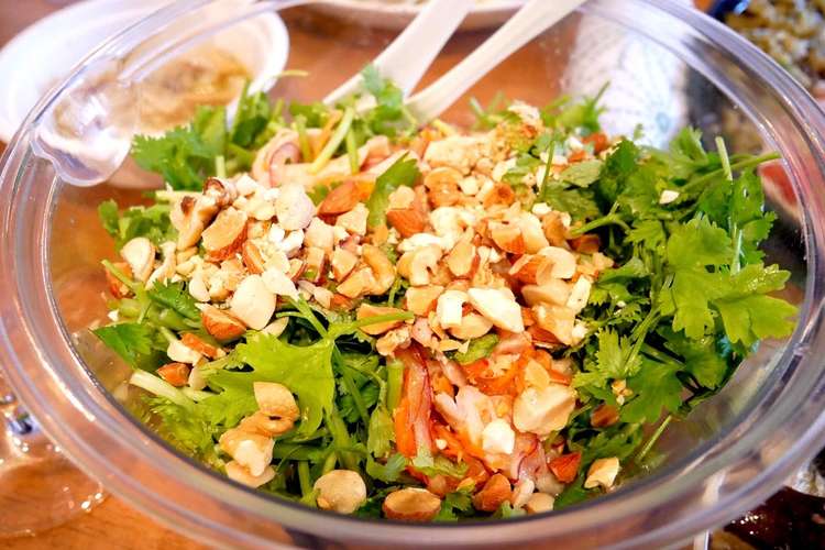 パクチー山盛り パクチーチキンサラダ レシピ 作り方 By Oosatokooo クックパッド