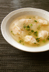 中華風（４）海老ワンタンのスープ。