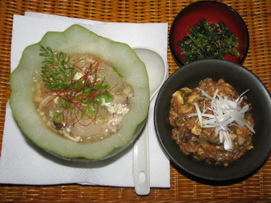 冬瓜のスープがある夕食の写真