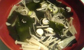 わかめとえのきのスープ