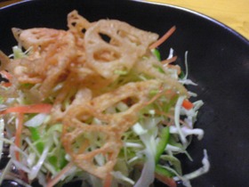サクサク蓮根をのせた居酒屋風サラダ