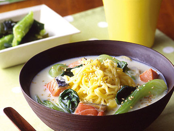 青梗菜と鮭の豆乳ラーメン