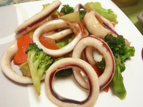 ブロッコリーに染みるぅ!イカの中華煮
