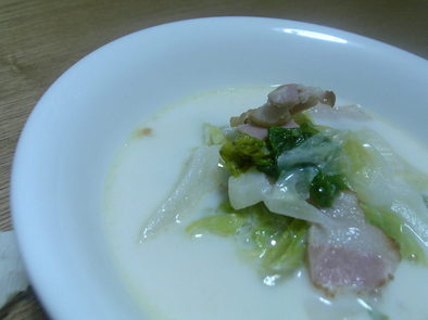 ベーコンと白菜のスープ。の写真